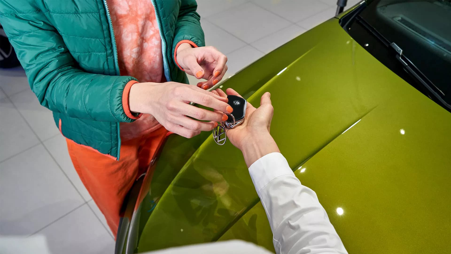 Manos entregando las llaves de un automóvil